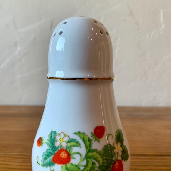 Vintage Avon Strawberry Porcelain Shaker with 22K Gold Trim – Set of 2 - Picture 10 of 15